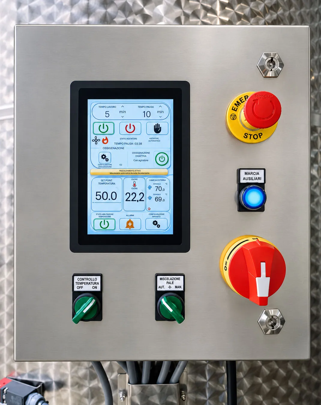 Pannello Ltouch installato su un quadro in acciaio inox, con pulsante di emergenza e selettori