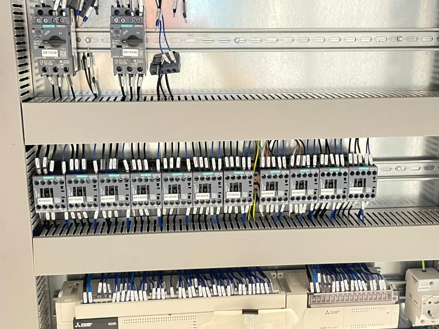 Interno di un quadro elettrico cablato da BieMme, con contattori e morsettiere marcati