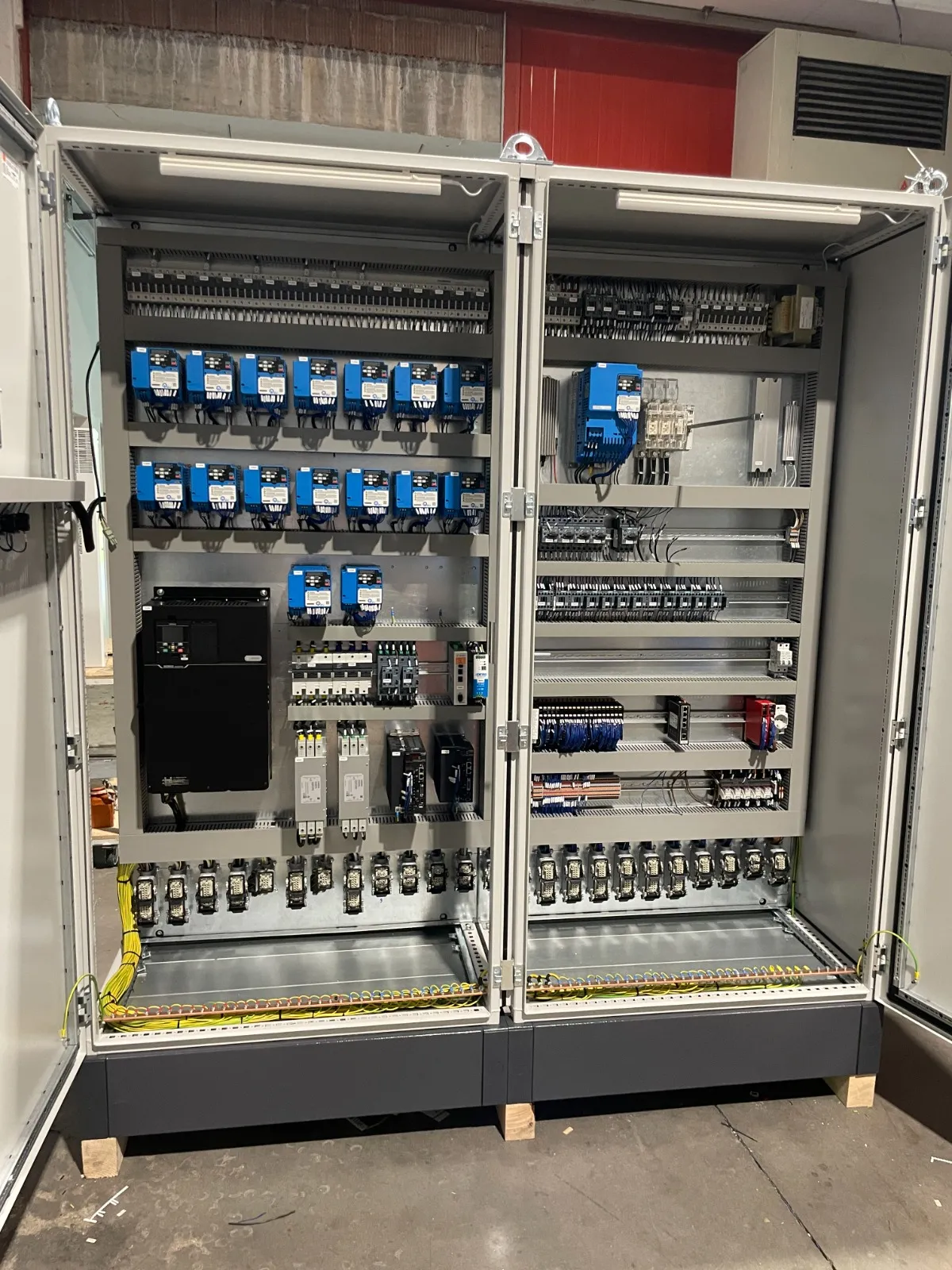 Quadri elettrici aperti per un impianto di refrigerazione industriale